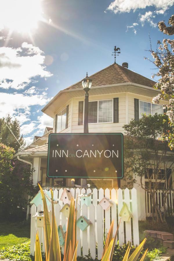 Inn On Canyon Radium Hot Springs Exterior foto